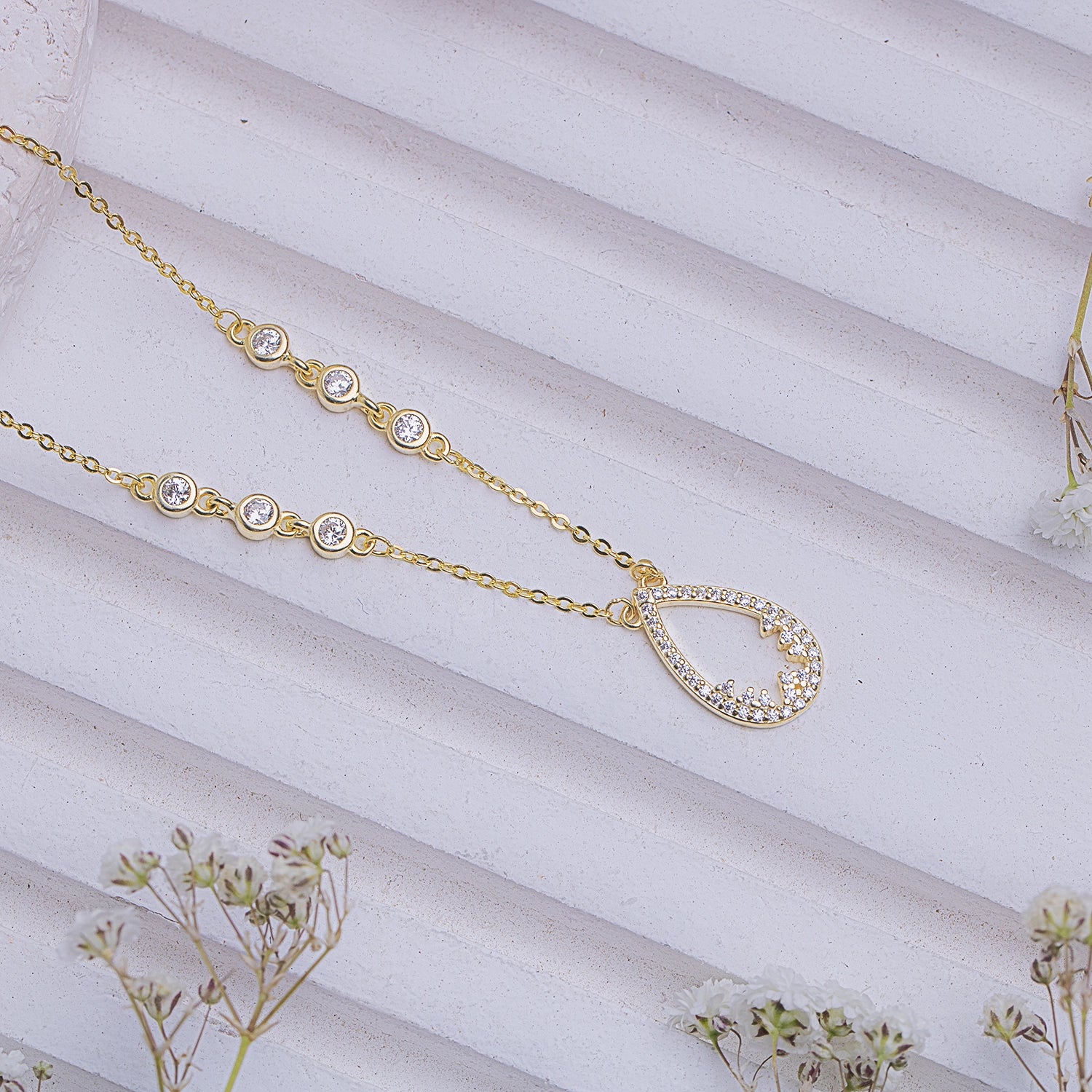 Chic Ovalia Gold-plated Silver Necklace